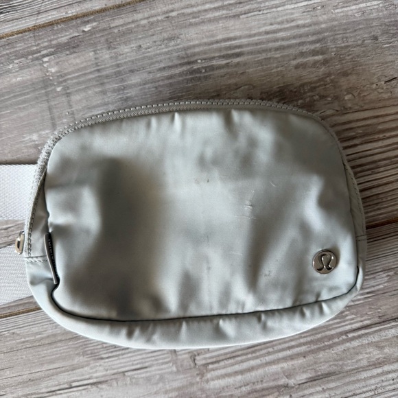 Lululemon Everywhere Belt Bag Silver Drop Gray - Picture 3 of 4